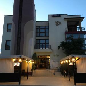 蒂米什瓦拉卡萨宫酒店的前面有灯的建筑