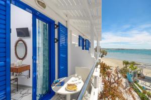 纳克索乔拉圣乔治酒店的从海滩房屋的阳台上可欣赏到海滩景色