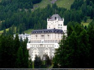 蓬特雷西纳Schloss Hotel & Spa Pontresina的山顶上一座白色的大建筑