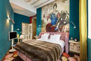 Hôtel du Petit Moulin, Haute Couture hotel by Lacroix客房内的一张或多张床位