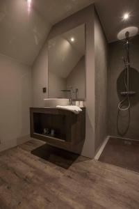 瓦瑟纳尔迪努尔德弗莱彻酒店 的一间带水槽和镜子的浴室