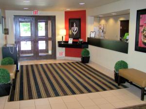伍德伯里美洲长住酒店 - 明尼阿波利斯 - 伍德伯里的医院的大厅,有等候室