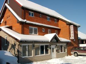 科拉欣茨勒酒店的一座大砖砌的建筑,有雪