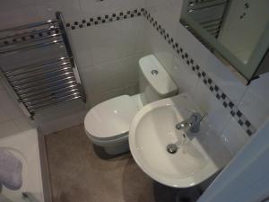 阿蒙兹伯里Almondsbury Luxury Apartment的浴室配有白色卫生间和盥洗盆。