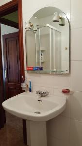 米尼奥Mino Apartamento的浴室设有白色水槽和镜子