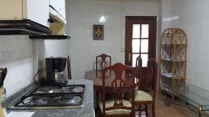 米尼奥Mino Apartamento的厨房配有桌椅和炉灶。
