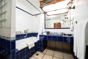 瓜达拉哈拉拉麦森德索酒店的蓝色和白色的浴室设有浴缸和水槽