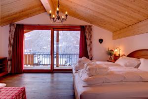 采尔马特Luxury Chalets & Apartments by Mountain Exposure的一间卧室设有一张床和一个大窗户