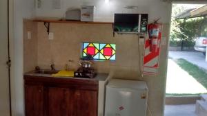 波特雷罗德洛斯弗内斯Cabañas Molinos de Vientos的厨房配有水槽、冰箱和窗户。