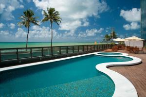 马塞约Ritz Suites Lifestyle的享有海滩景致的游泳池