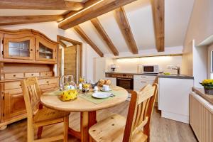 加尔米施-帕滕基兴Ferienwohnung Wittmann的厨房配有木桌和椅子