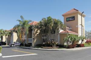 戴维劳德代尔堡 - 戴维 - 美国长住酒店的停车场前有棕榈树的酒店