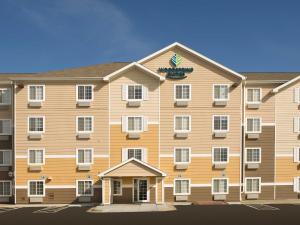 林垦WoodSpring Suites Lincoln Northeast I-80的一座大型公寓楼,上面有标志