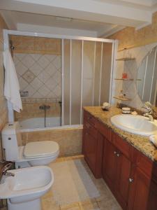佩基罗德Christine Villa Pefkos的浴室配有卫生间、盥洗盆和浴缸。