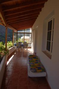 El CedroCasa el Anden的客房设有带桌椅的阳台。