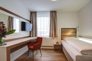 汉诺威INA Boutique 030 Hannover-City的配有一张床和一张书桌的酒店客房