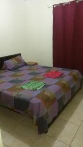 DolegaRaquel House的一张带五颜六色的被子的床