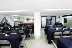 韦拉克鲁斯Hotel Oriente的一间会议室,配有蓝色的桌椅