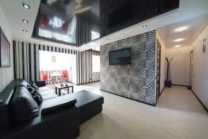 索利戈尔斯克PaulMarie Apartments on Zaslonova 4的客厅配有沙发和墙上的电视