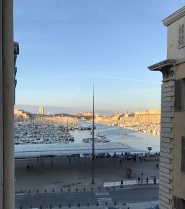 马赛Le Luciole的从大楼欣赏到码头的景色