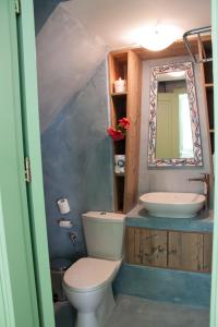 哈尔基岛Villa Klytia的一间带卫生间、水槽和镜子的浴室