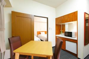 东京FLEXSTAY 常盤台旅馆的小房间设有桌子和床