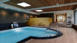 德吕特兰德古德维尔莫斯伯格酒店的游泳池,位于酒店带游泳池的房间内