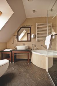 莱什诺Wieniawa的浴室配有盥洗盆和浴缸。