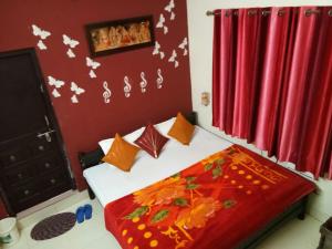 本迪Haveli Taragarh Palace的一间卧室配有一张红色墙壁的床