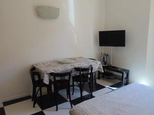 伊莫拉Rocchi Residence的客房配有桌椅和书桌。