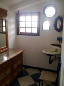埃斯孔迪多港埃斯孔迪多帕拉伊索酒店的一间带水槽和镜子的浴室