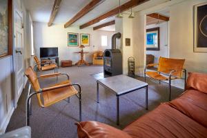 诺德堡莫勒盖德度假旅馆的带沙发、椅子和炉灶的客厅