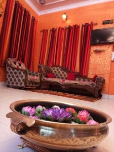 本迪Haveli Taragarh Palace的沙发上放满鲜花的碗