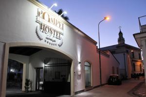 庞贝B&B Pompei Hostel Deluxe的带有餐厅标志的建筑