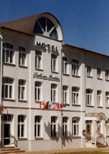 里布尼茨达姆加滕珀尔博登酒店的白色的酒店,旁边标有标志