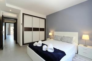 阿尔布费拉Original 3 Bedroom Downtown的卧室配有白色床和2个白色枕头