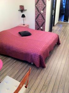 莱齐尼昂科尔比埃卡塔莱住宿加早餐旅馆的一间卧室配有一张带粉色毯子的床