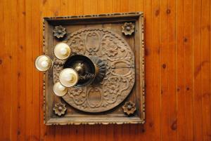 阿瓦诺斯科尔基特旅馆的木墙上的时钟,上面有灯