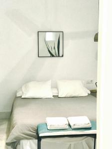 桑卢卡尔-德巴拉梅达卡萨波尔撒43民宿的一间卧室配有一张床,上面有两条毛巾
