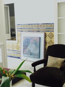 桑卢卡尔-德巴拉梅达卡萨波尔撒43民宿的客厅配有椅子和绘画
