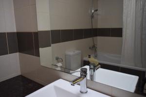 帕福斯安娜酒店公寓的一间带水槽和镜子的浴室