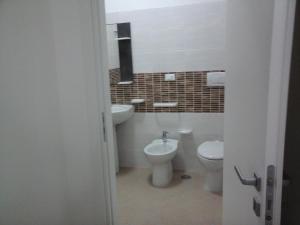 圣潘克拉齐奥萨伦蒂诺casa annafede的一间带卫生间和水槽的浴室