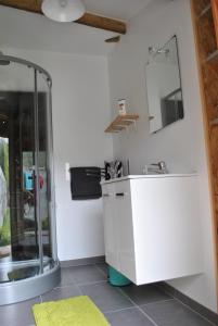Chaussan艾图纳尔贝沏山林小屋的一间带水槽和镜子的浴室