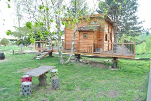 Chaussan艾图纳尔贝沏山林小屋的树屋,带长凳和桌子