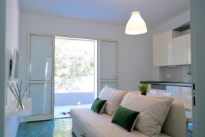 阿茨特雷扎Villa Alba的一间带白色沙发的客厅和一间厨房