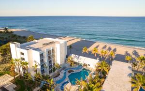 劳德代尔堡Plunge Beach Resort的享有酒店和海洋的空中景致