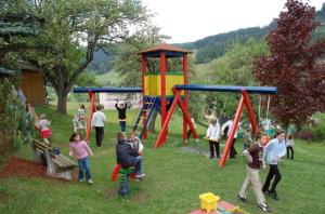 KleinlobmingGasthof Landhotel Hubmann的一群儿童在游乐场玩耍