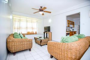 圣乔治Bougainvillea Apartments的客厅配有两张沙发和吊扇