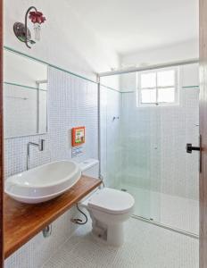 拉夫拉斯诺瓦斯维拉多坎普旅馆的一间带水槽、卫生间和淋浴的浴室