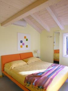 布拉诺岛卡萨诺瓦度假屋的一间卧室,在房间内配有一张橙色的床